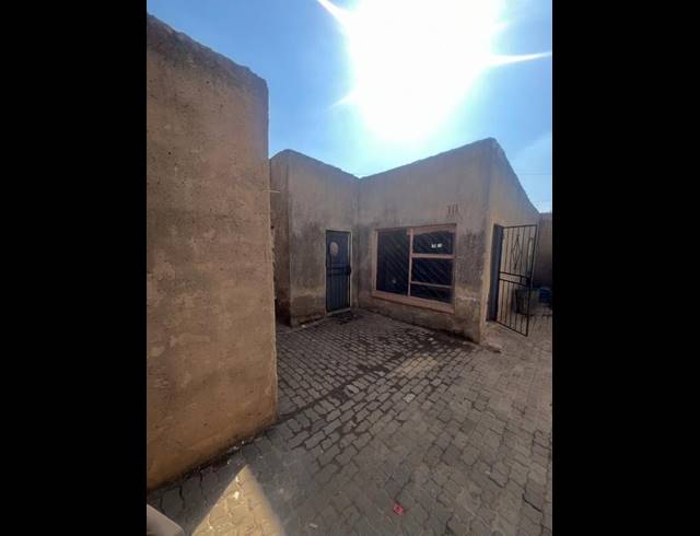 11 BEDROOM HOUSE FOR SALE IN TEMBISA CENTRAL